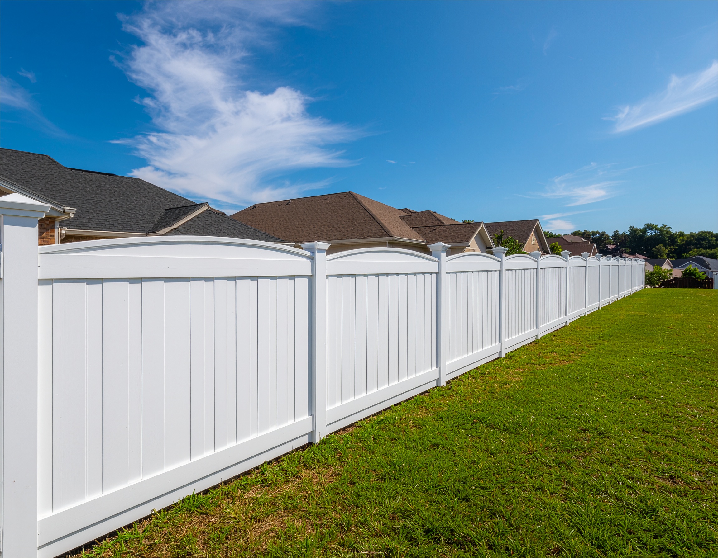 suburban yard bordered by a white vinyl picket fence with evenly spaced vertical sl 333287 - San Antonio Deck and Fence Works White vinyl privacy fence panels-deck builder-San Antonio, Texas
